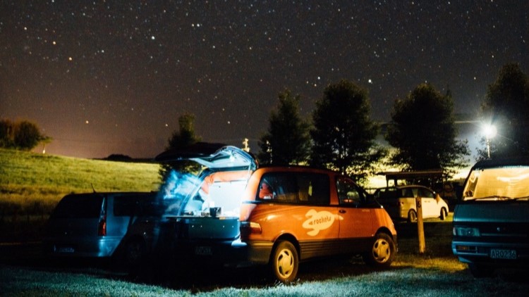 Camper Auto bei Nacht