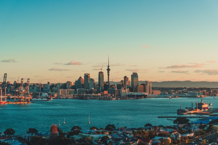 Start der Reiseroute durch Neuseeland in 4 Wochen: Auckland bei Sonnenuntergang