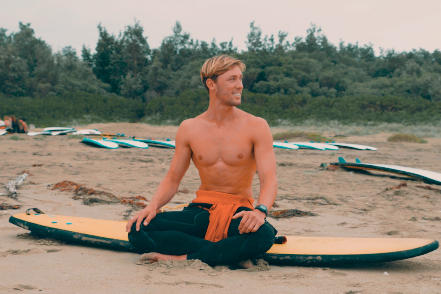 Entspannter Surfer auf seinem Board in Australien