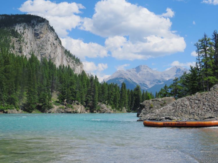 Rotes Kajak auf dem Banff River während einer Reise in Kanada