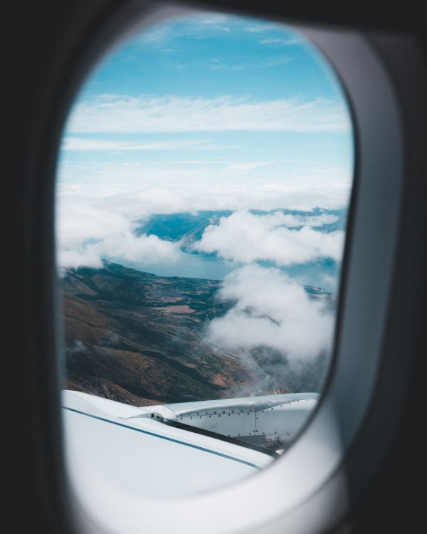 Aussicht auf Neuseeland aus einem Flugzeugfenster