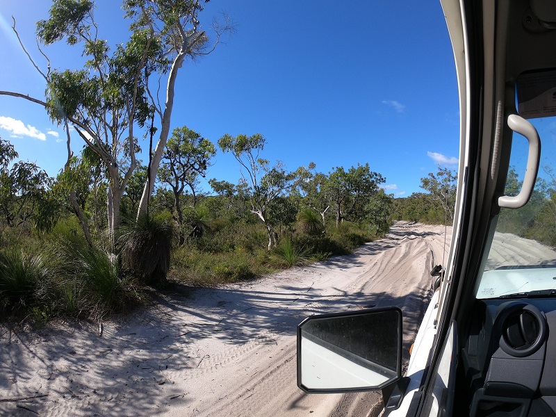 Ausblick aus dem Fenster eines 4x4 auf die Sandstraßen auf Fraser Island