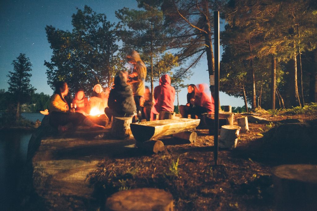 Familie beim Campen am Lagerfeuer