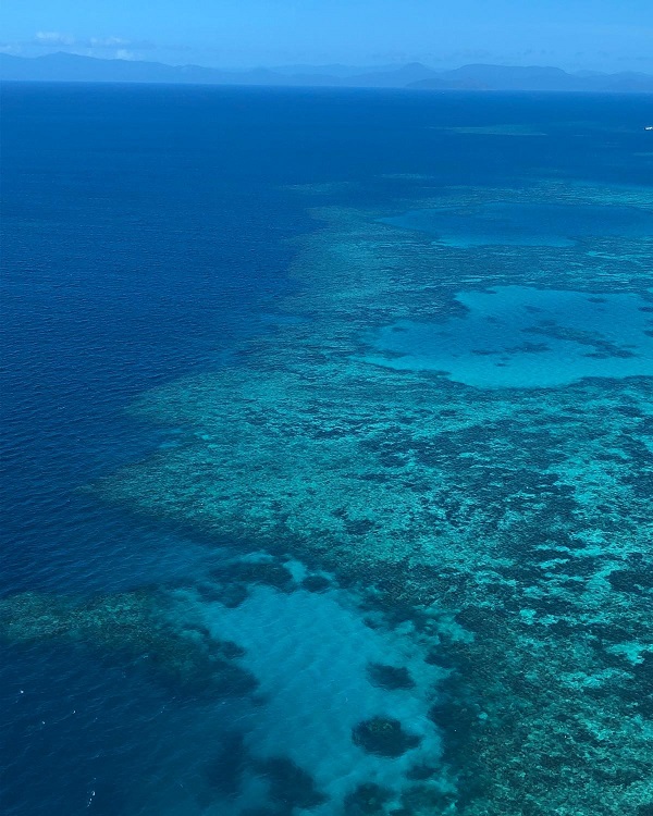 Luftaufnahme vom Great Barrier Reef vom Helikopter