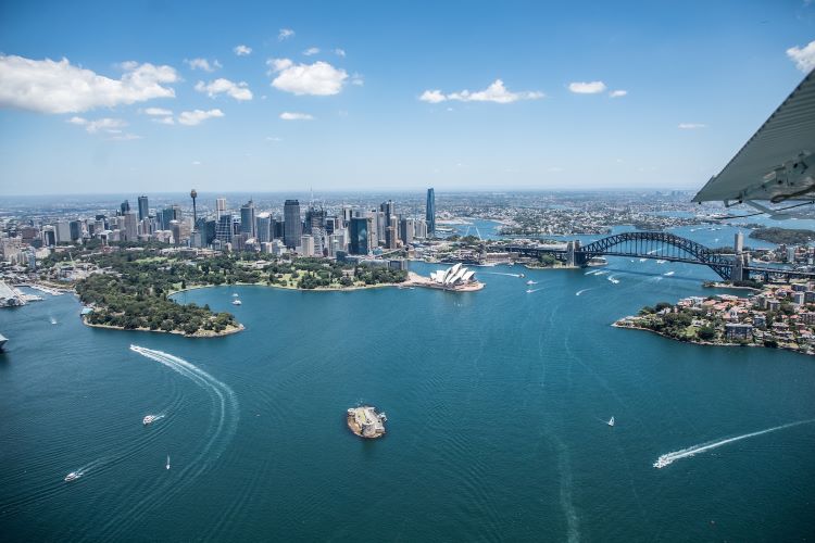 Sydney Harbour mit Skyline aus der Luft