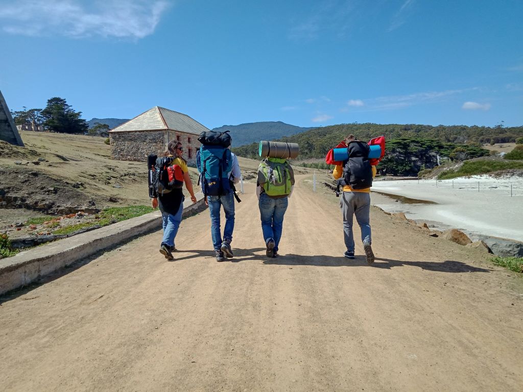 Wanderer mit Rucksack auf Maria Island