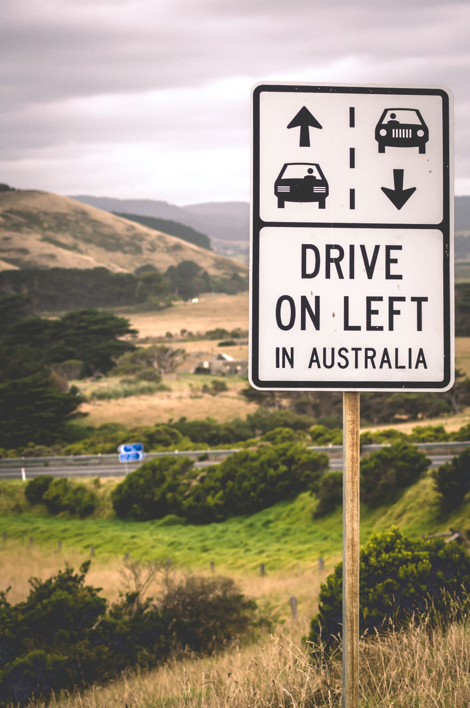 Straßenschild linksfahren Australien