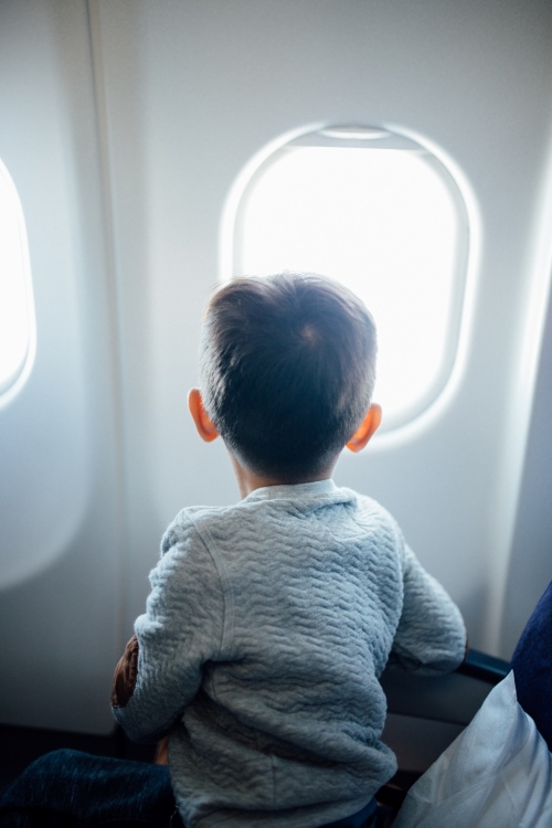 Junge am Flugzeugfenster
